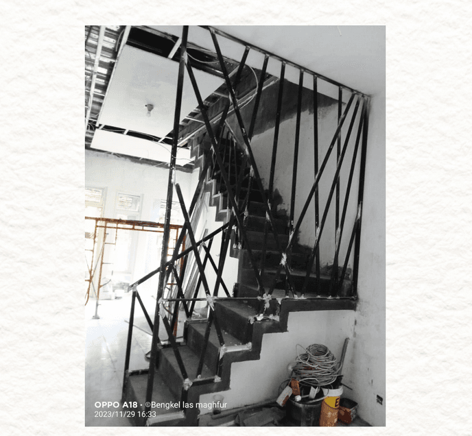 Tangga Besi dengan Railing